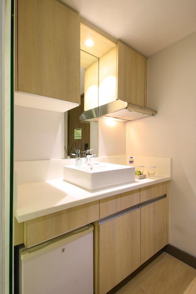 The Mini Suites Eton Tower Makati 3* Makati City