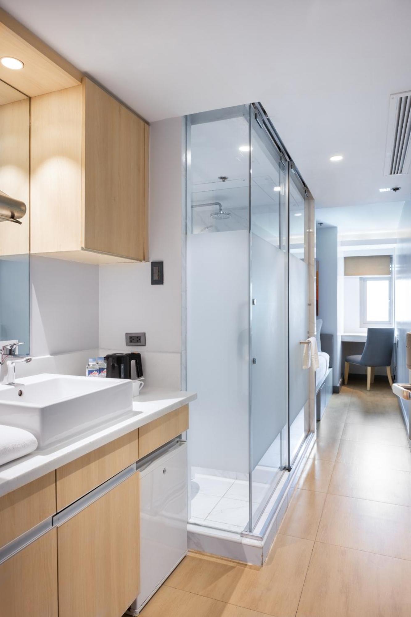 The Mini Suites Eton Tower Makati Hotel 3*