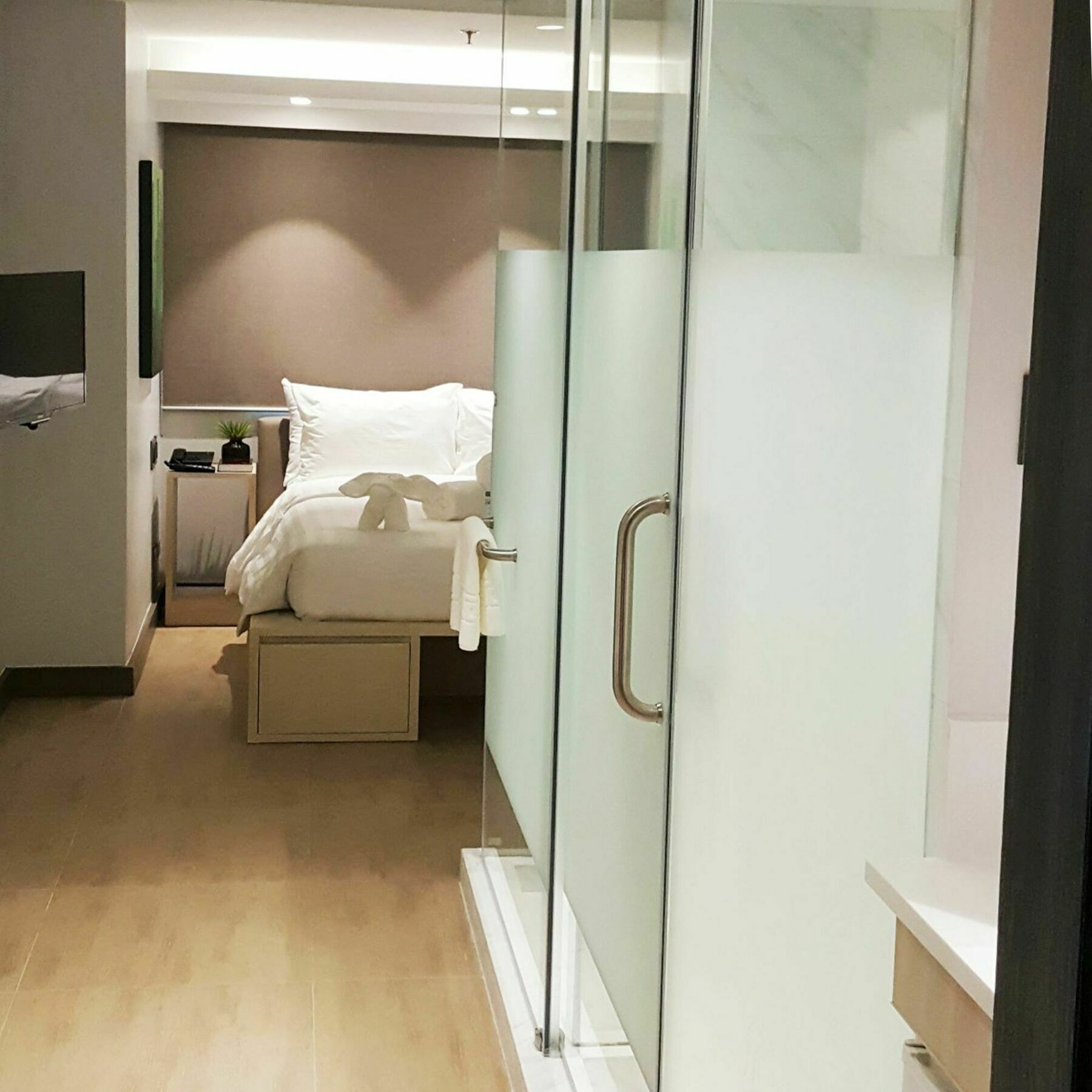 The Mini Suites Eton Tower Makati Hotel 3*